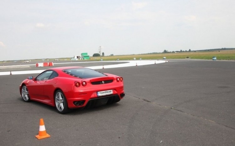Ujęcie na tył Ferrari F430
