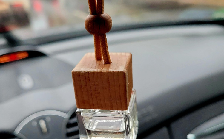 Zapach do auta przywieszony do lusterka samochodowego z drewnianym korkiem