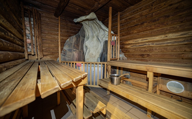 Sauna sucha opalana drewnem z wiaderkiem do polewania wodą kamieni