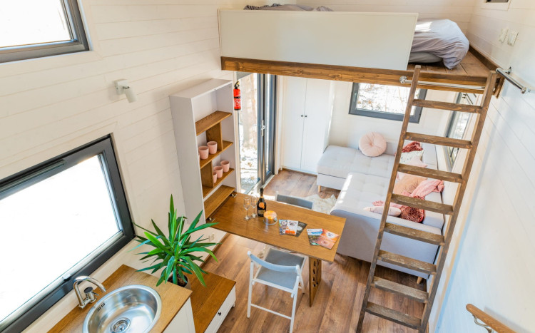 Wnętrze domku Tiny House pokazane z góry z widokiem na salon, kuchnię i antresolę