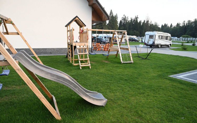 Drewniany plac zabaw na dworze w Camp Gorący Potok