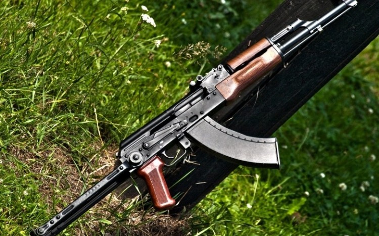 Karabin AK 47 oparty o drzewo
