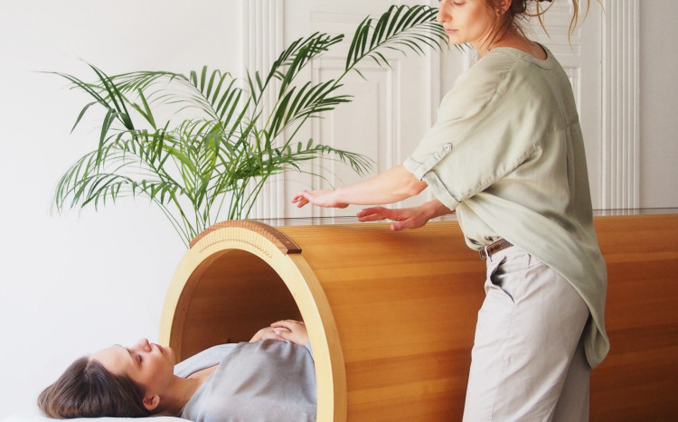 Terapeutka stojąca przy Sonorze Sound Tube i używająca dźwięk jako masażu relaksującego