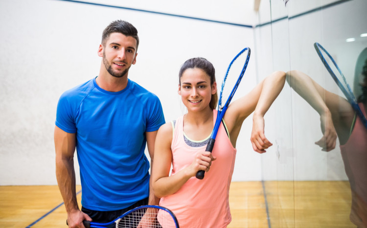 kobieta i mężczyzna grający w squasha