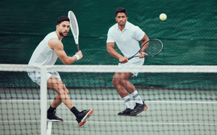 mężczyźni grający w tenisa