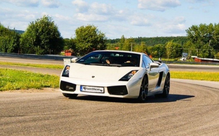 Białe Lamborghini Gallardo pokonujące zakręt