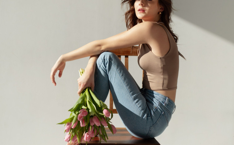 kobieta z kwiatami na krześle