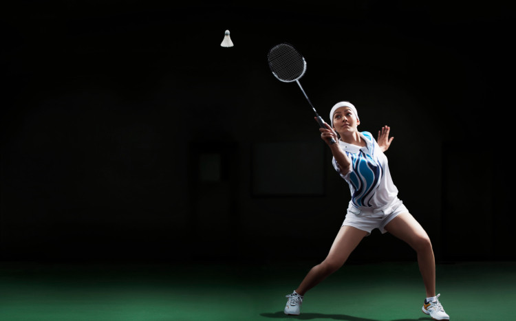 kobieta grająca w badmintona