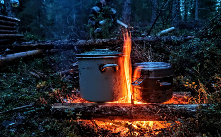 Przygotowywanie posiłku na ognisku