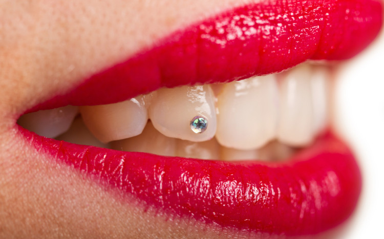 Czerwone usta i diamencikii na zębach