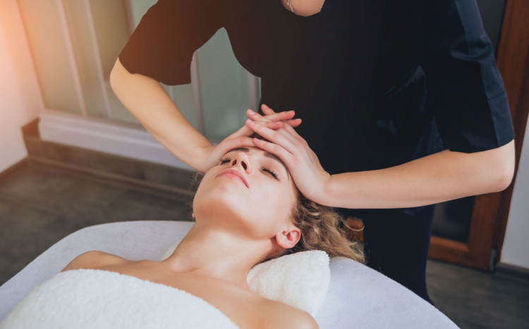 Zabieg pielęgnacyjny twarzy z masażem – twarzy