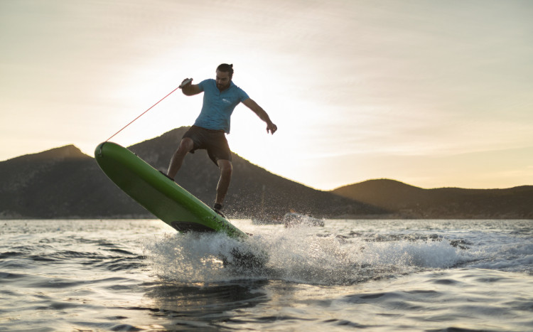 surfing na desce elektrycznej