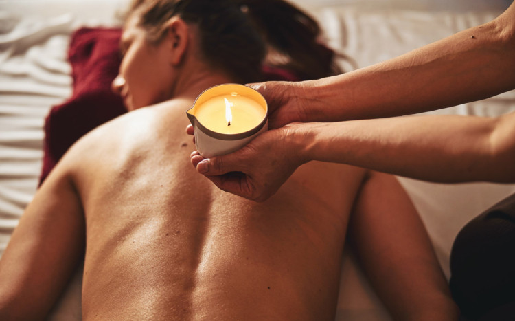 kobieta podczas masażu świecą