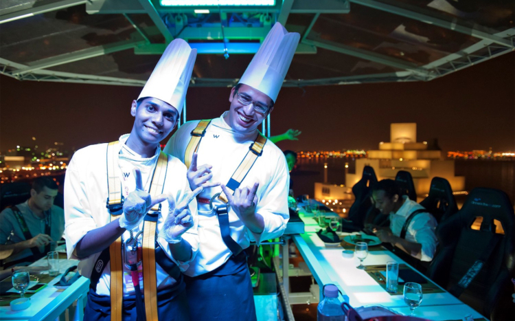 Dwóch cenionych kucharzy pracujących w restauracji na wysokości Dinner in the Sky