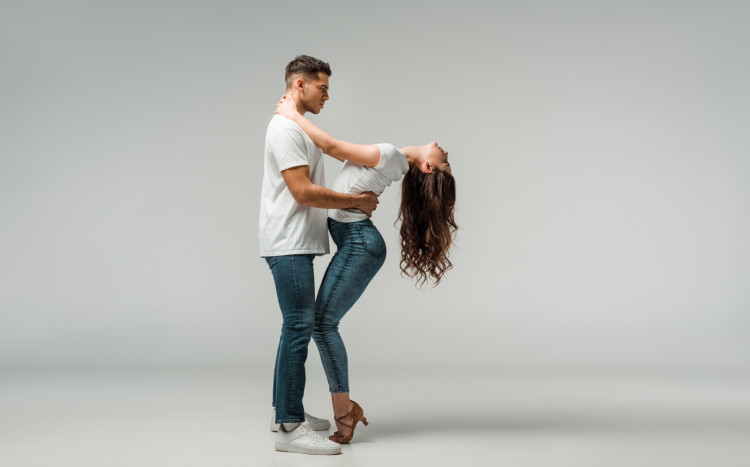 Kobieta w bliskości mężczyzny podczas tańczenia bachaty
