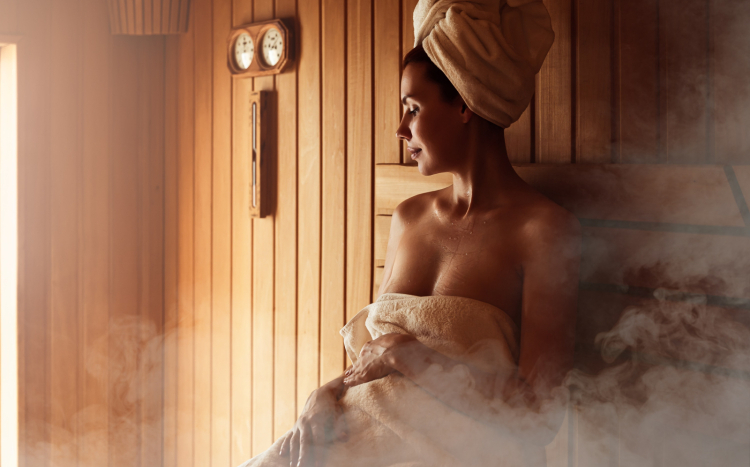 Kobieta owinięta w ręcznik podczas seansu w saunie fińskiej