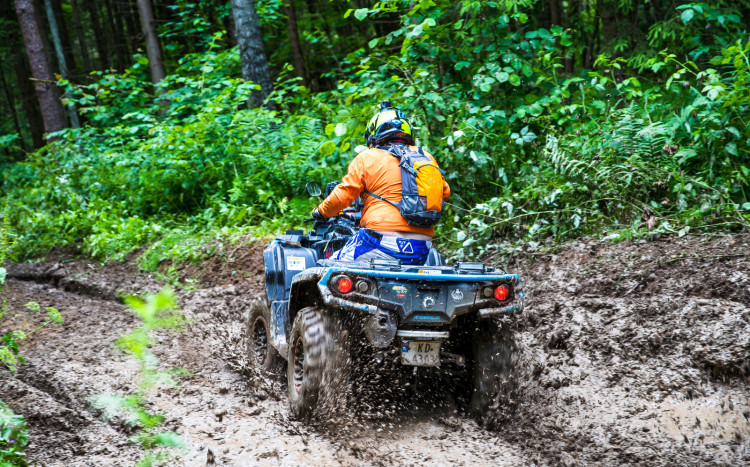 Quad wjeżdża w kałużę