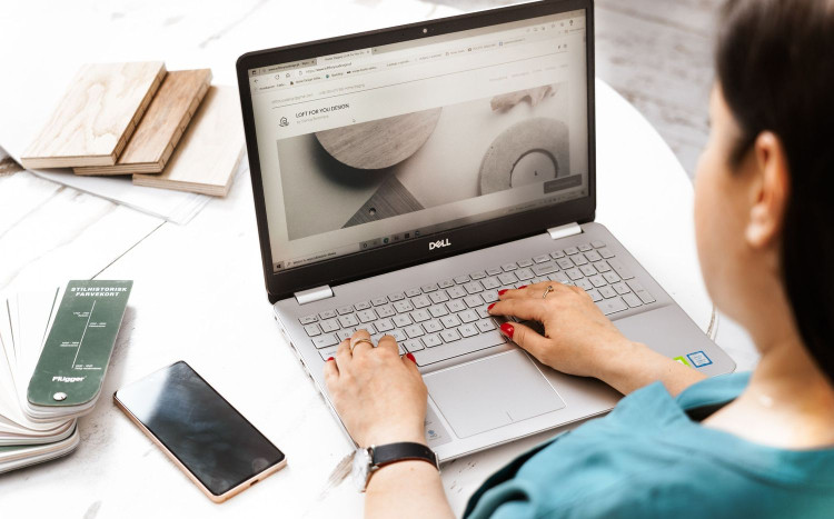 Kobieta korzystająca z laptopa na stronie LOFT FOR YOU DESIGN