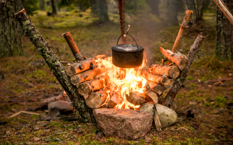 gotowanie w lesie nad ogniskiem