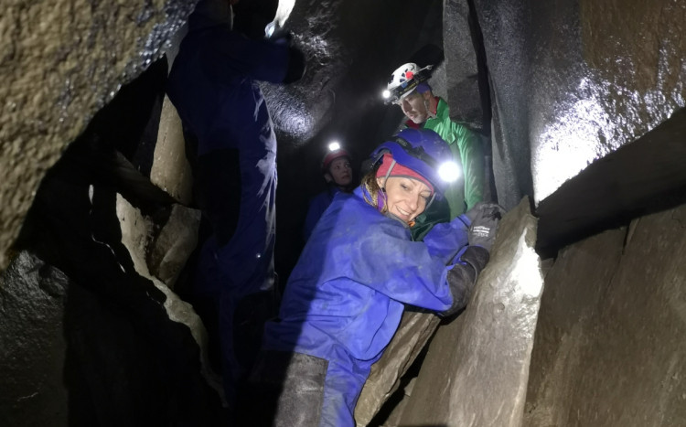 zwiedzanie jaskini z latarką czołową