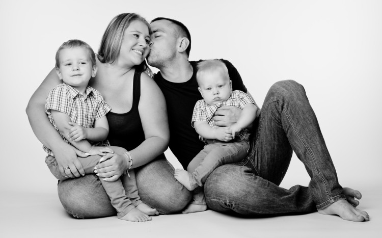 czarno-białe zdjęcie rodziny