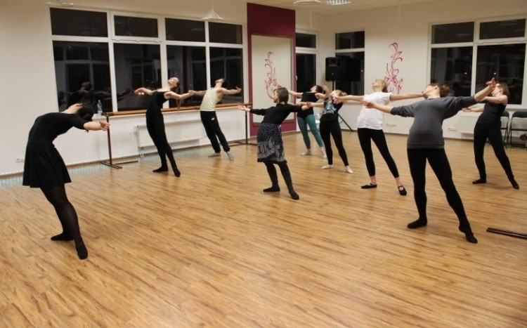 Grupa kobiet ćwiczy balet