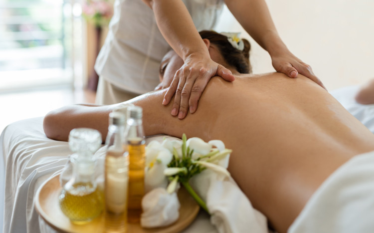 zrelaksowana kobieta na masażu tajskim
