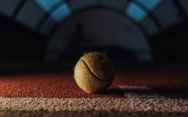 Zbliżenie na piłkę tenisową na ciemnym tle