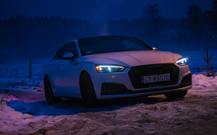 Zdjęcie białego Audi S5 Coupé Quattro nocą