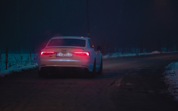 Tył Audi S5 Coupé Quattro jadące nocą