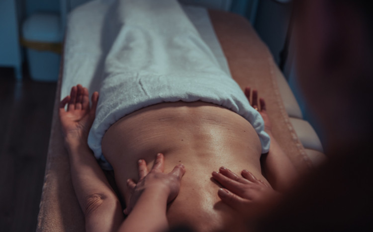 Kobieta leżąca na brzuchu podczas masażu pleców
