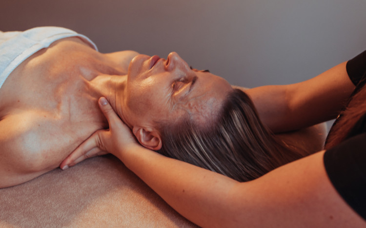 Kobieta podczas masażu karku w SPA