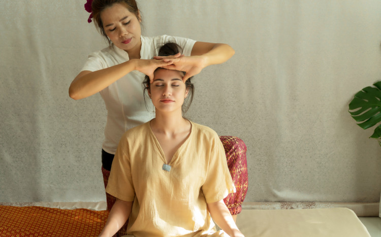 tajski masaż głowy i twarzy
