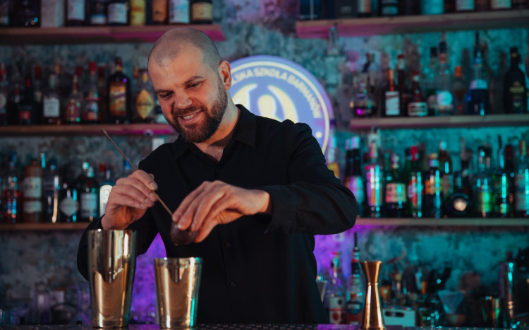 Barman wyciskający sok do shakera