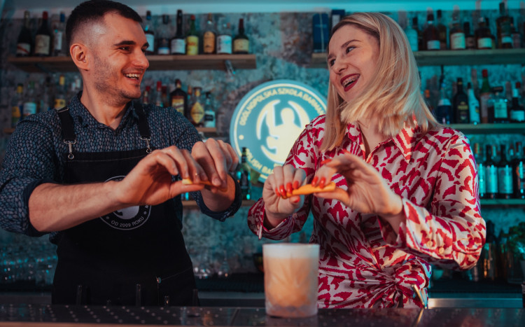 Kobieta i mężczyzna wyciskający sok do drinka