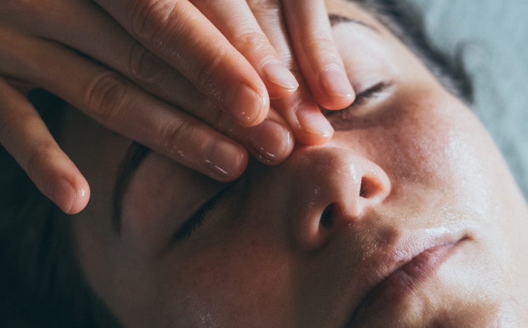 Relaksujący masaż twarzy techniką Tui-na