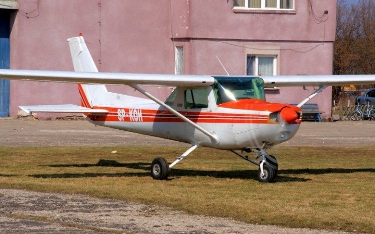 Cessna 152 stojąca na trawie