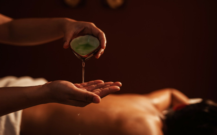 masaż aromaterapeutycznym olejkiem