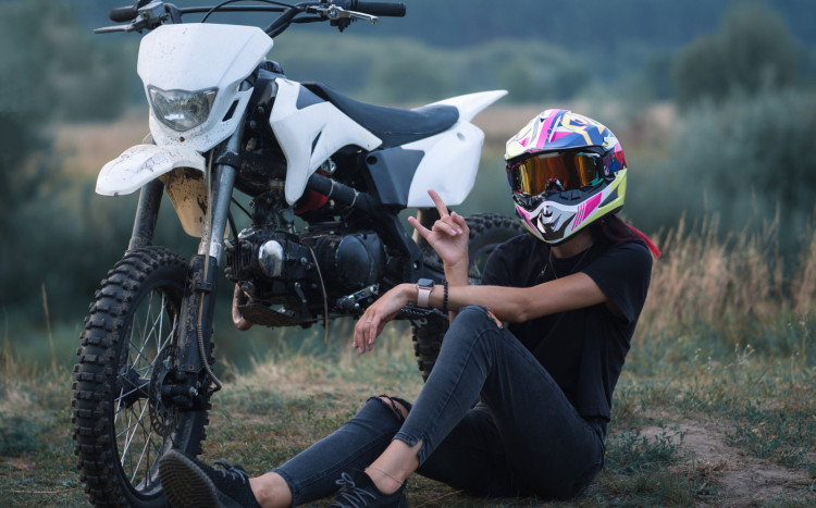 kobieta i motocykl pit bike