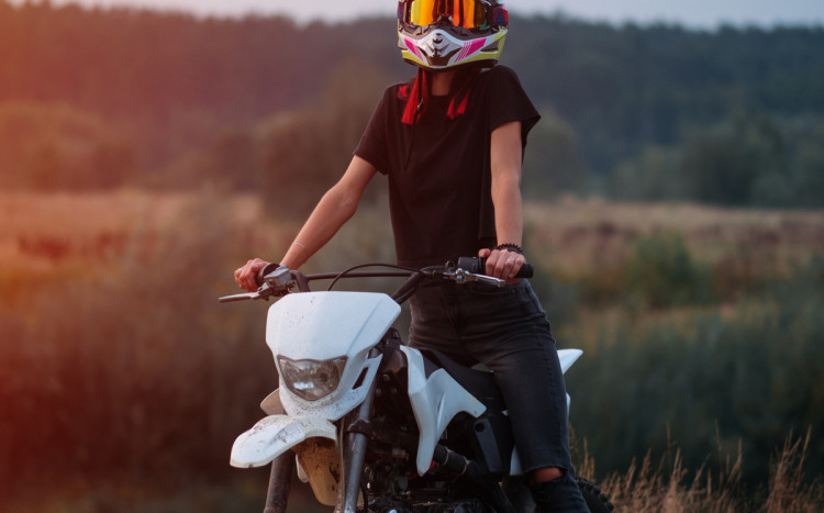 kobieta siedząca na motocyklu