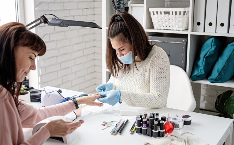 profesjonalna usługa manicure