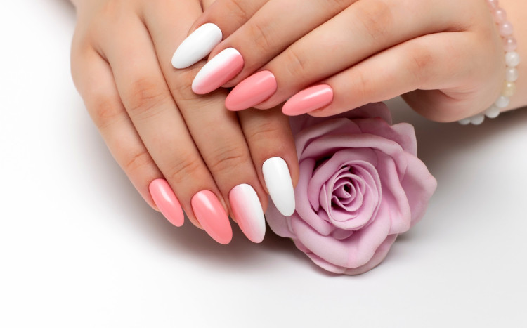 różowo-białe paznokcie