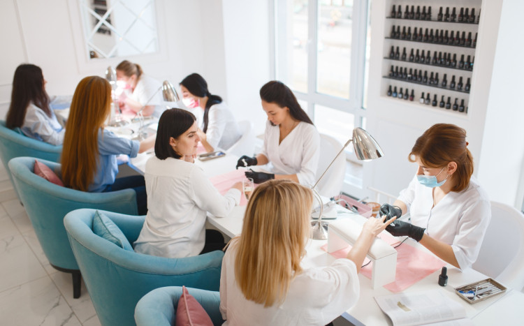 kobiety na kursie manicure