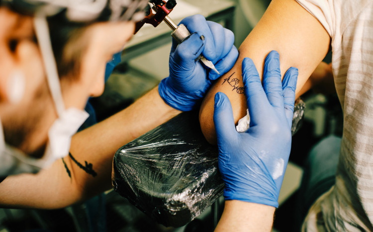 Robienie tatuażu w One Way Tattoo Studio