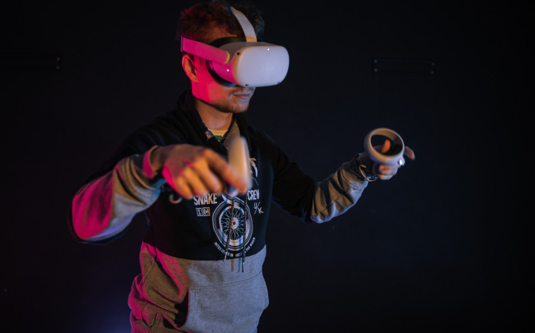 Chłopak grający w wirtualną rzeczywistość w goglach VR