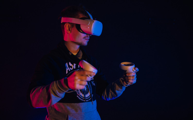 Chłopak w pełnym wyposażaniu zestawu VR