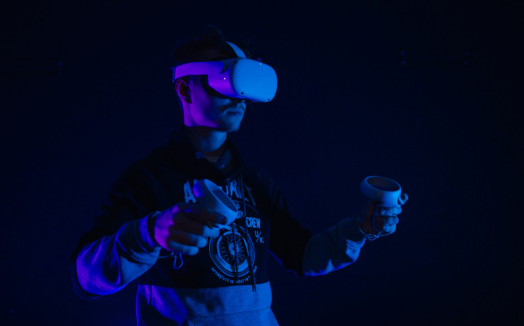 Chłopak grający w białym zestawie VR