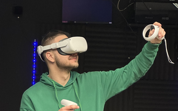 mężczyzna korzystający z symulatora VR