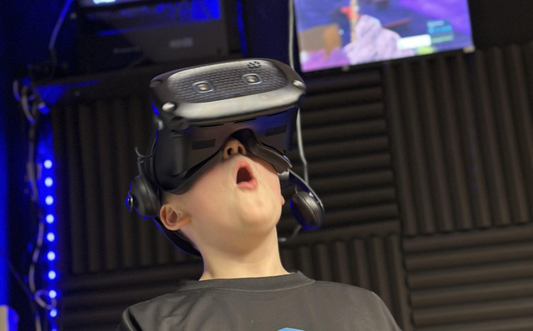 chłopiec w goglach VR