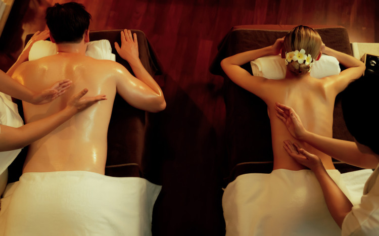 mężczyzna i kobieta podczas masażu aromaterapeutycznego